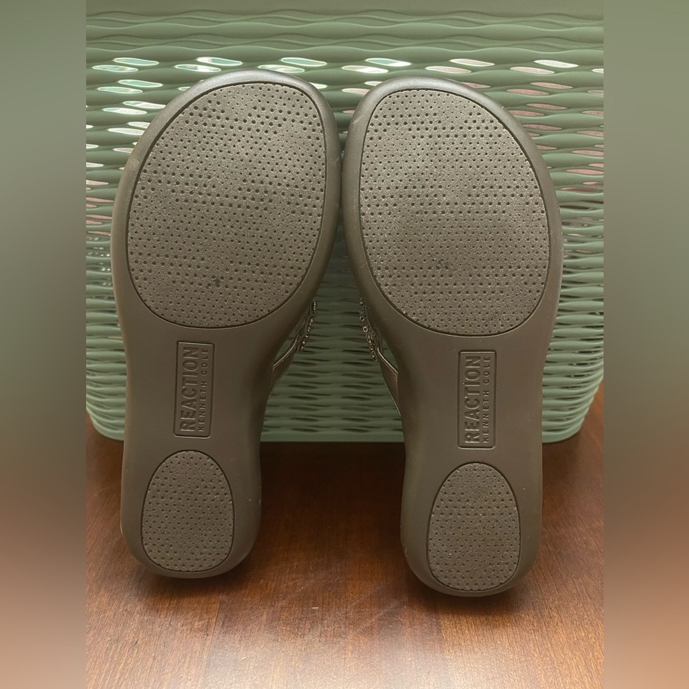 NWOT Kenneth Cole Reaction Women's Silver Sandals - Picture 8 of 9